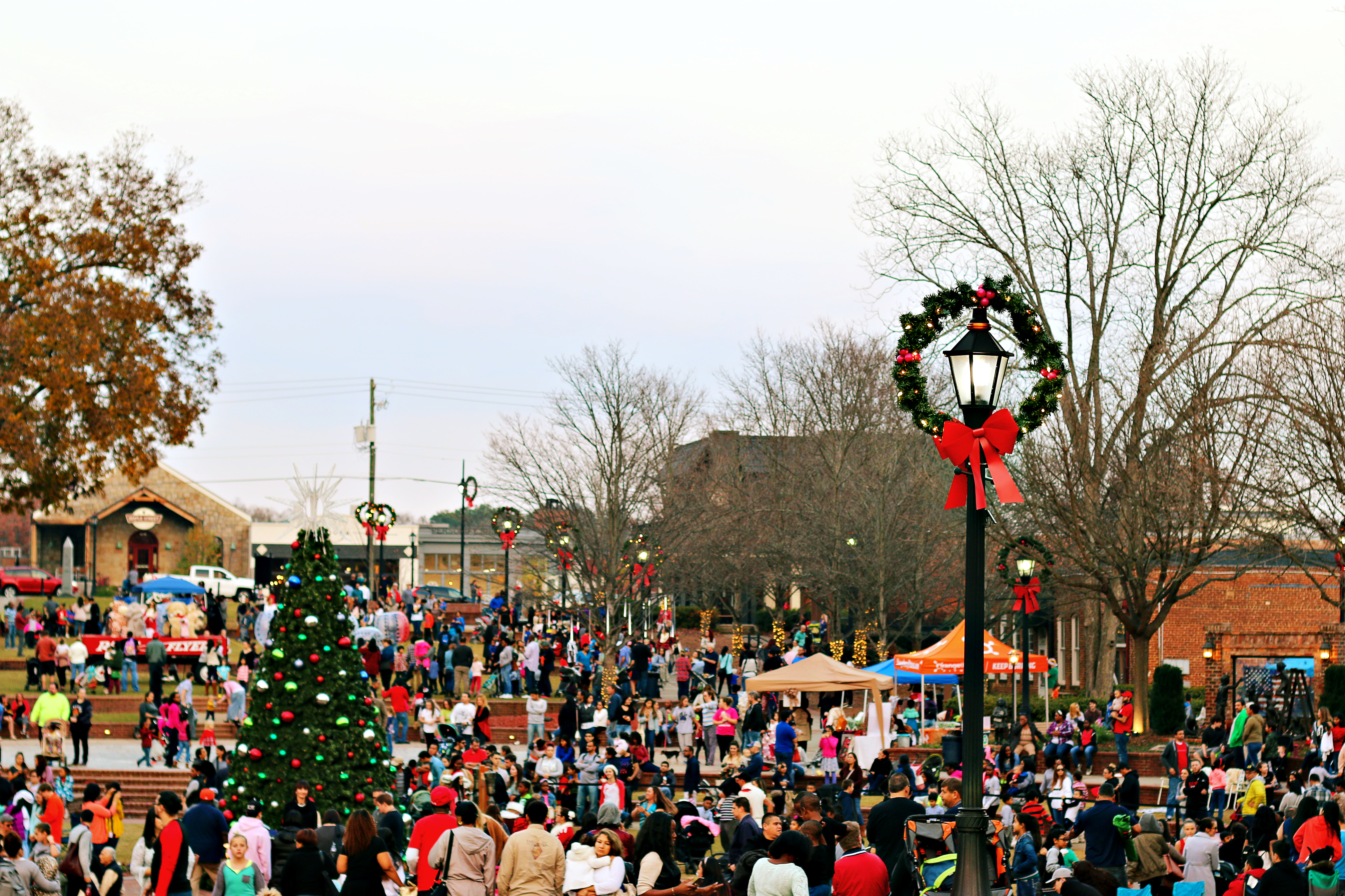 Find Fall Fun in Atlanta: Apple Picking, Pumpkins, Football and More_Deck the Halls_Joleen Pete