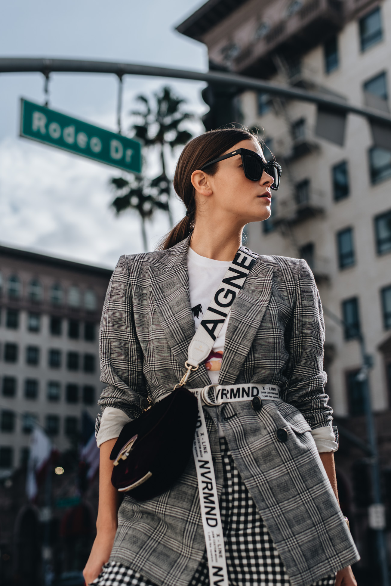 nina-schwichtenberg-slogan-logo-gürtel-off-white-schwarz-weiß-alternative-look-alike-fashion-bloggerin-deutschland-münchen-fashiioncarpet.jpg.jpg